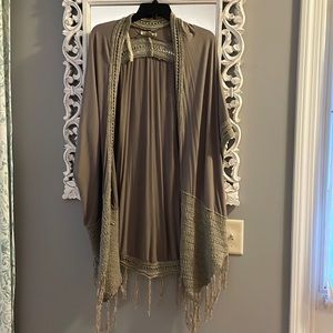 Gimmicks by BKE kimono with fringe in taupe.